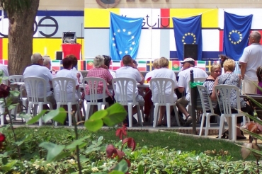 Guardamar del Segura recently celebrated its own annual ‘Europe Day’ festivities with a giant paella, music and refreshments in the local Reina Sofia Park.